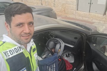 אלעד: תינוק חולץ בשלום מרכב נעול על ידי מתנדב ידידים • “בדרכי ללקוח זכיתי להציל חיים”