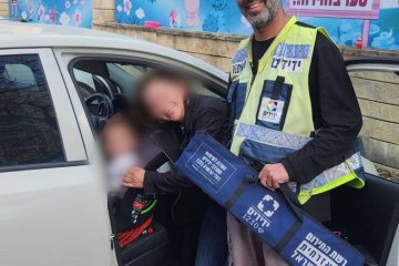 ראשון לציון: פעוט ננעל בשגגה ברכב, מתנדב ידידים חילץ אותו בשלום • ״האמא נדהמה ממהירות ההגעה והחילוץ״