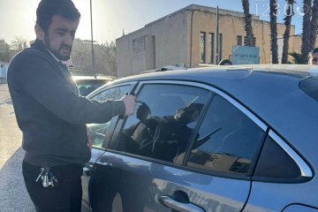 סנהדריה: ביציאה מהמעון ננעל תינוק לבדו ברכב וחולץ בשלום על־ידי מתנדב ידידים