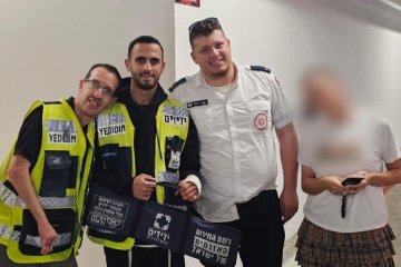 אשדוד: תינוק ננעל בשגגה ברכב, מתנדבי ידידים חילצו אותו בשלום • ״למרות נעילה מורכבת, הצלחנו לפתוח את הרכב״