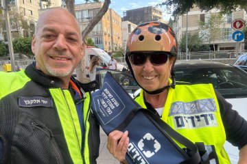 תל אביב: תינוק ננעל בשגגה ברכב וחולץ בשלום ע”י מתנדבי ידידים • בידידים קוראים להורים לאמץ “כלל מפתח”