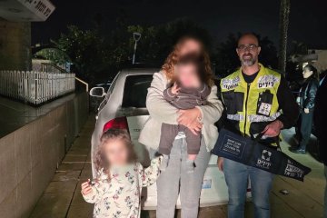 נהריה: תינוק ננעל בשגגה ברכב, מתנדב ידידים חילץ אותו בשלום • ״התינוק שיחק במוט וחייך״