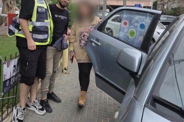 חולון: תינוק ננעל בשגגה ברכב, מתנדבי ידידים חילצו אותו בשלום • ״האם הודתה לנו על הסיוע״