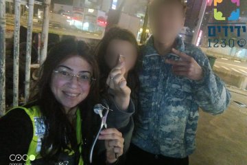 חדרה: טבעת של גבר נתקעה באצבעו – מתנדבת ידידים שיחררה את הטבעת וחילצה את האצבע בשלום • “נסענו במיוחד לארון ציוד ייעודי למתנדבי העיר” • צפו ברגעי האושר מהחילוץ 🎥