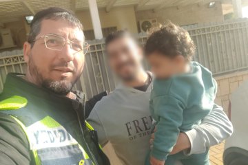 אשקלון: תינוק ננעל ברכב וחולץ בשלום ע”י מתנדב ידידים • “תוך כדי משחק התינוק לחץ על כפתור הנעילה בשלט והרכב ננעל”