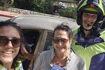 כפר שמריהו: כלב ננעל ברכב לעיני בעליו, מתנדבי ידידים חילצו אותו בשלום • צפו🎥