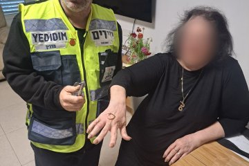 ראשון לציון: טבעת של אישה נתקעה באצבעה – מתנדב ידידים שחרר את הטבעת וחילץ את האצבע בשלום • “היא ניסתה בכוחות עצמה במשך כמה שעות עד שקראה לנו”