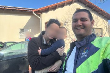 כפר ויתקין: תינוק ננעל בשגגה ברכב, מתנדבי ידידים חילצו אותו בשלום • בידידים קוראים להורים לאמץ “כלל מפתח”