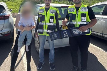 מגדל צדק: פעוט ננעל ברכב בשגגה, מתנדבי ידידים חילצו אותו בשלום • צפו🎥