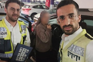 פתח תקווה: תינוקת ננעלה בשגגה ברכב, מתנדבי ידידים חילצו אותה בשלום • ״האמא שמחה שחילצנו בכזאת מהירות והודתה לנו מאוד״