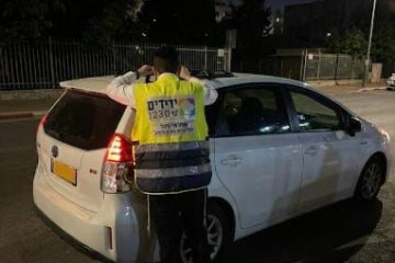 רכסים: תינוק ננעל ברכב בשגגה וחולץ בשלום ע”י מתנדב ידידים
