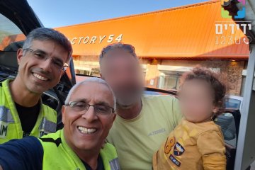 נתניה: תינוק ננעל ברכב בשגגה וחולץ בשלום ע”י מתנדבי ידידים