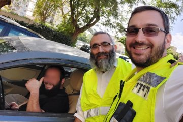 קרית שמואל: פעוטה ננעלה בשגגה ברכב וחולצה בשלום ע”י מתנדבי ידידים • “ירדו לי דמעות של הקלה ברגע החילוץ”