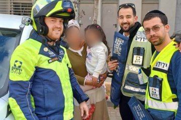 חריש: פעוטה ננעלה ברכב וחולצה בשלום על ידי מתנדבי ידידים • “סיפוק מטורף לאחר עוד חילוץ בהצלחה”