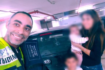 קרית אונו: תינוק ננעל ברכב וחולץ בשלום על ידי מתנדב ידידים • “איזה כיף שיש את ארגון ידידים”