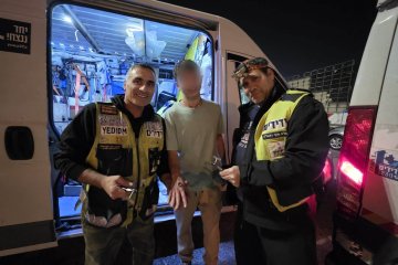 ראשון לציון: טבעת נתקעה באצבעו של נער – מתנדבי ידידים שחררו את הטבעת וחילצו את האצבע בשלום • “הגעתי לסייע, למרות שאני מחלים כעת מניתוח”