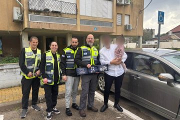 יבנה: תינוקת חולצה בשלום מרכב נעול על ידי מתנדבי ידידים • “מדהים לראות את ההירתמות של כל המתנדבים”
