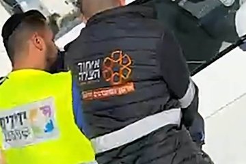 ראש העין: תינוק חולץ בשלום מרכב נעול על ידי מתנדבי ידידים • “צמרמורת בכל פעם מחדש”