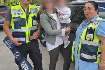 גדרה: פעוטה ננעלה ברכב וחולצה בשלום ע”י מתנדבי ידידים • בידידים קוראים להורים לאמץ “כלל מפתח”