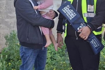 חולון: שני אחים קטנים ננעלו בשגגה ברכב, מתנדב ידידים חילץ אותם בשלום