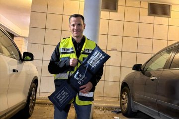 נתניה: פעוטה חולצה בשלום מרכב נעול על ידי מתנדב ידידים • “אין סיפוק גדול זה”