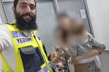 נתיבות: אצבע של ילדה נתקעה במשחק, מתנדב ידידים חילץ אותה בשלום • ״סיפוק גדול לעזור לילדה במצוקה״