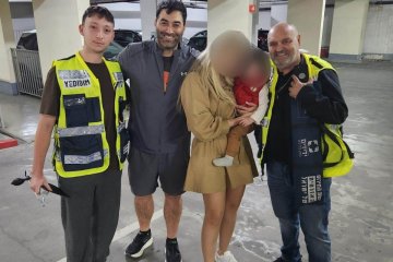 ראשון לציון: תינוקת ננעלה בשגגה ברכב, מתנדבי ידידים חילצו אותה בשלום • ״זה מרגש כל פעם מחדש״