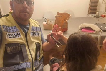 זכרון יעקב: טבעת נתקעה באצבעה של ילדה, מתנדב ידידים שחרר אותה בשלום • ״לקבל מהילדה חיבוק תודה בסוף – שווה הכל״