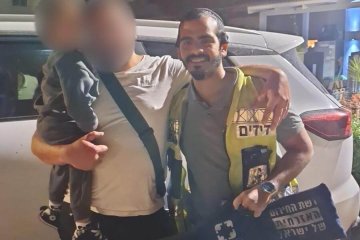 יבנה: פעוט ננעל בשגגה ברכב, מתנדבי ידידים חילצו אותו בשלום • ״אין תחושה מספקת יותר מלראות פעוט מחבק את אבא אחרי רגע כזה״