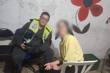 הרצליה: טבעת של אישה נתקעה באצבעה – מתנדב ידידים שחרר את הטבעת וחילץ את האצבע בשלום • “ידידים תמיד באים במהירות ועם חיוך על הפנים”