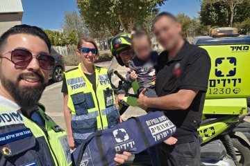 אילת: פעוט ננעל ברכב וחולץ בשלום על ידי מתנדבי ידידים • “בני המשפחה לא הפסיקו להודות לנו”
