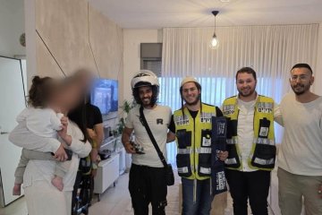 פתח תקווה: פעוט והוריו נלכדו בממ”ד וחולצו בשלום על ידי מתנדבי ידידים