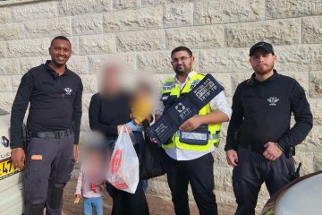 נתיבות: תינוק ננעל בשגגה ברכב, מתנדב ידידים חילץ אותו בשלום • ״ אמא הודתה לנו והתרגשה מהחילוץ המהיר״ • צפו 🎥