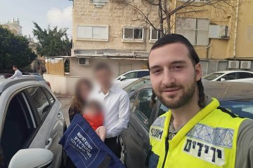 בני ברק: פעוטה ננעלה ברכב וחולצה בשלום על ידי מתנדב ידידים • “עוד חסד לפני החתונה”