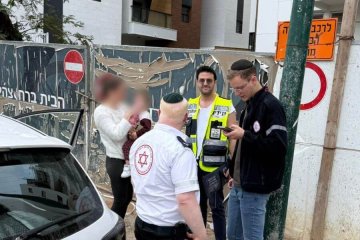 פתח תקווה: פעוטה ננעלה ברכב בשגגה וחולצה בשלום על ידי מתנדבי ידידים