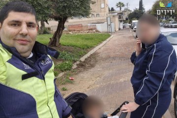 רמלה: פעוט ננעל בשגגה ברכב, מתנדב ידידים חילץ אותו בשלום • בידידים קוראים להורים לאמץ ״כלל מפתח״