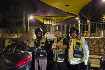 חולון: תינוק ננעל בשגגה ברכב, מתנדבי ידידים חילצו אותו בשלום