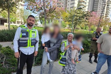 קרית גת: פעוטה ננעלה בשגגה ברכב, מתנדבי ידידים חילצו אותה בשלום • ״תמיד מספק לעזור לאחרים״