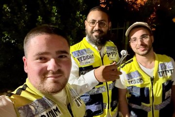 קרית גת: טבעת נתקעה באצבעה של גברת – מתנדבי ידידים חילצו אותה בשלום • ״תחושת הקלה גדולה״ • צפו 🎥