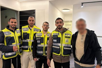 גן יבנה: טבעת נתקעה באצבעה של אישה, מתנדבי ידידים חילצו את הטבעת מן האצבע בשלום • “האשה לא הפסיקה לשבח את הארגון על מגוון פעולותיו” • צפו🎥