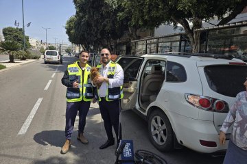 נתניה: כלב ננעל בשגגה ברכב וחולץ בשלום על ידי מתנדבי ידידים • “בעליו התפעלו ממהירות החילוץ ומפעילות הארגון” • צפו 🎥