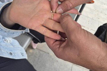 קרית אתא: טבעת נתקעה על אצבעה של אשה – מתנדב ידידים שחרר את הטבעת וחילץ את האצבע בשלום