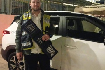 פתח תקווה: חתול ננעל ברכב וחולץ בשלום על ידי מתנדבי ידידים