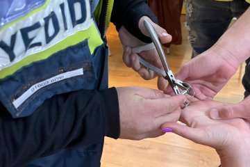 נתניה: טבעת נתקעה באצבעה של אישה וחולצה על ידי מתנדבי ידידים • “בעיצומן של חגיגות המימונה יצאנו לסייע” • צפו 🎥