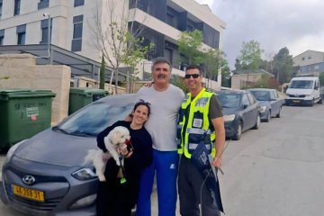 חיפה: כלב ננעל ברכב לעיני בעליו, מתנדב ידידים חילץ אותו בשלום