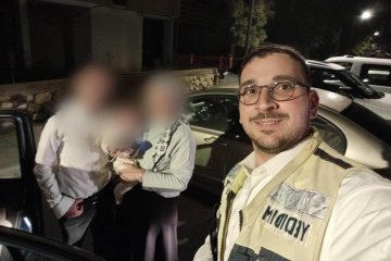 קרית גת: תינוקת ננעלה בשגגה ברכב, מתנדב ידידים חילץ אותה בשלום • ״שמחתי לעזור במצב שכזה״ • צפו 🎥