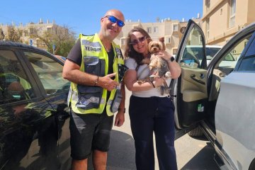 מצפה רמון: כלב ננעל ברכב וחולץ בשלום על ידי מתנדבי ידידים • “סיפוק עצום והתרגשות גדולה כשרואים את משפחתו של הכלב מקבלת אותו כשהוא בריא ושלם”