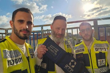 אשדוד: רגלה של פעוטה נתקעה בתעלת ניקוז – מתנדבי ידידים חילצו אותה בשלום • ״מרגש שהצלחנו לסייע״