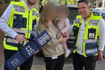 ראשון לציון: פעוטה ננעלה בשגגה ברכב, מתנדבי ידידים חילצו אותה בשלום • ״תודה רבה אלופים, חשבתי שאני עומדת להתעלף״