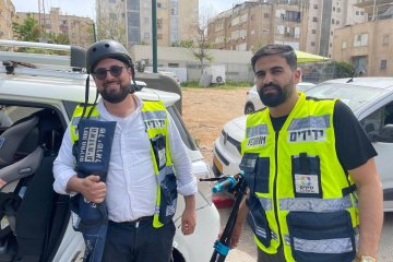 נתניה: פעוטה ננעלה ברכב וחולצה בשלום על ידי מתנדבי ידידים